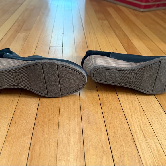 TOMS Kelsey Suede Round Town Black Ankle Booties with Tan Heel Sz 5 EUC - Picture 5 of 5